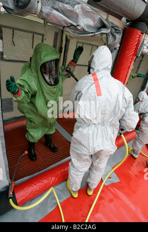 Vigili del fuoco mobile di tenda di decontaminazione, vigili del fuoco indossando tute hazmat al lavoro durante un comando di emergenza del trapano, vicino a Poing, B Foto Stock