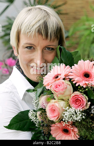 Giovane donna con un mazzo di fiori Foto Stock