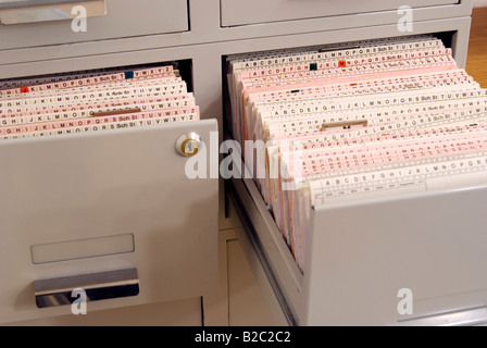 Schede di registrazione in una pratica medica Foto Stock