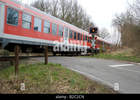 La guida dei treni tramite ferrovia incustodito, lampeggiante semaforo, Schleswig-Holstein, Germania, Europa Foto Stock