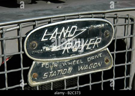 Land Rover enblem su grigio 1950 Land Rover Serie uno 86 pollici Station Wagon. Foto Stock