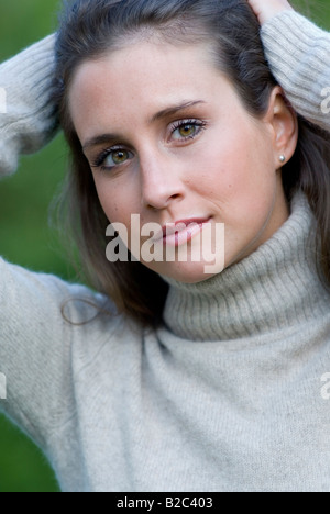 Ritratto di giovane donna che indossa un turtleneck Foto Stock