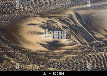 I modelli in sabbia fatta da acqua fluente, spiaggia, Atlantico Foto Stock