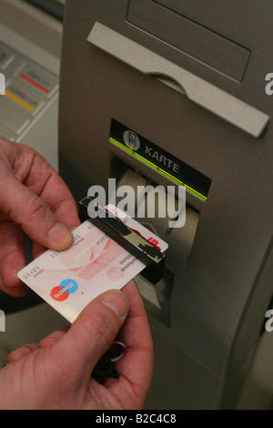 Dipendente della Banca dimostrando dispositivi tecnici utilizzati dai criminali per spiare i numeri e codici pin di carte bancarie in una macchina ATM Foto Stock