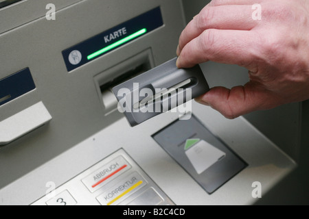 Dipendente della Banca dimostrando dispositivi tecnici utilizzati dai criminali per spiare i numeri e codici pin di carte bancarie in una macchina ATM Foto Stock