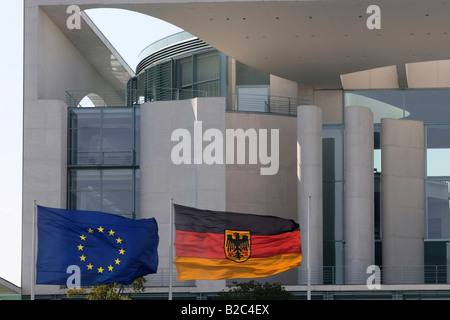 Tedesco e bandiere europee al vento nella parte anteriore del Bundeskanzleramt, Cancelleria tedesca Regierungsviertel, Berlino Foto Stock