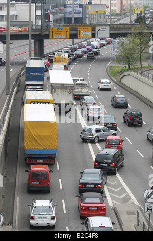 Traffico a Koblenz city centre, Renania-Palatinato, Germania, Europa Foto Stock