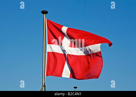 Bandiera danese, bandiera della Danimarca, Dannebrog , che fluttua nel vento su un pennone Foto Stock