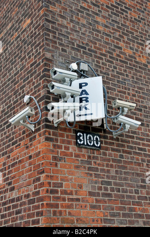 Sistema di sicurezza con telecamere su un angolo di strada in Harlem, Manhattan, New York City, Stati Uniti d'America Foto Stock