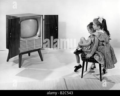 Due ragazze di guardare la televisione, foto storiche da circa 1950 Foto Stock