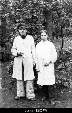 Due ragazzi fumatori, foto storiche, circa 1910 Foto Stock