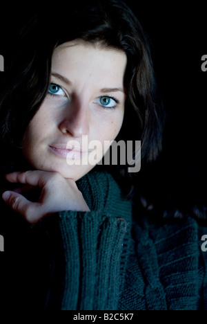 Ritratto di una donna darkhaired in un caldo pully Foto Stock