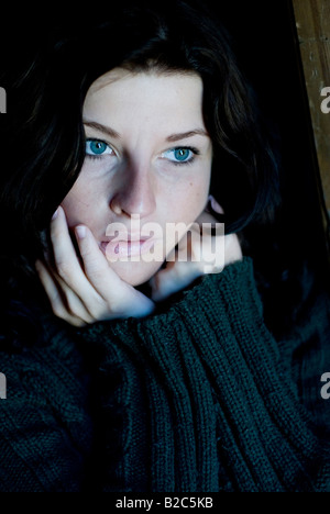 Ritratto di una donna darkhaired in un caldo pully Foto Stock