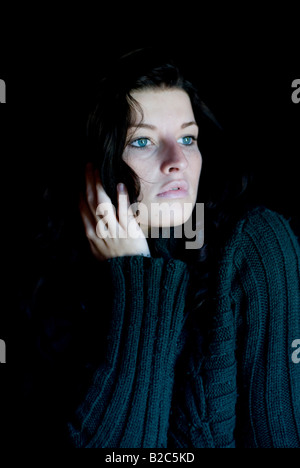 Ritratto di una donna darkhaired in un caldo pully Foto Stock