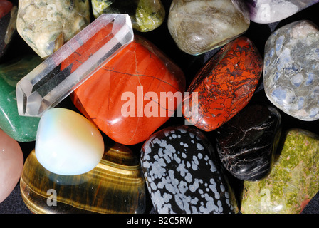 Set di pietre semipreziose utilizzato nella medicina alternativa per la guarigione e in esoterics Foto Stock