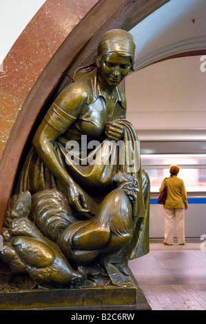 La vita di dimensione di realismo sovietico statua in bronzo nella sala principale di Ploshchad Revolyutsii stazione della metropolitana di Mosca Russia Foto Stock