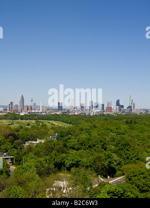 Lo skyline di Francoforte, Deutsche Bank, Commerzbank, Messeturm torre, la Banca centrale tedesca, maneggio e campo da golf di Niederrad cours Foto Stock