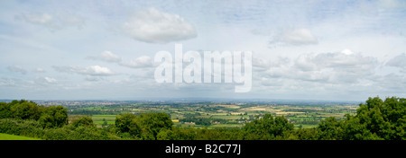 In orizzontale ampia angolazione del Fiume Avon Valley con l'originale Severn Bridge e seconda Severn Bridge visibile all'orizzonte. Foto Stock