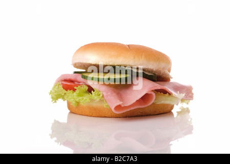 Panino di prosciutto con lattuga, pomodori e cetrioli Foto Stock