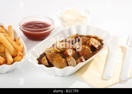 Salsiccia al curry con patatine, ketchup e maionese Foto Stock