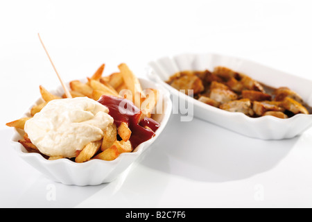 Salsiccia al curry, patatine e maionese Foto Stock