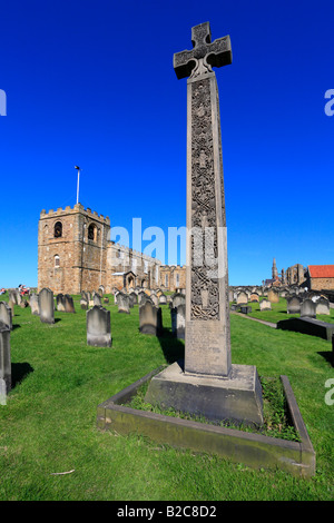 Caedmon la croce e la chiesa di Santa Maria, Whitby, North Yorkshire, Inghilterra, Regno Unito. Foto Stock