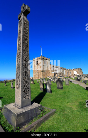 Caedmon la croce e la chiesa di Santa Maria, Whitby, North Yorkshire, Inghilterra, Regno Unito. Foto Stock