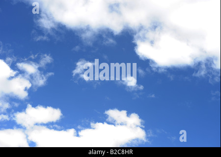 Blue Sky soffici nuvole Foto Stock