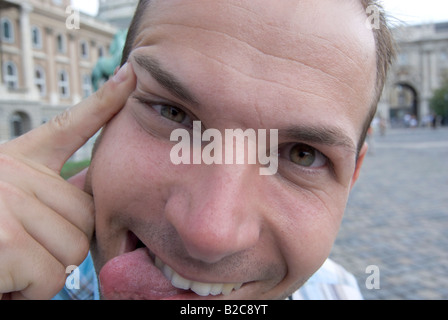 Giovane uomo Rendendo divertente faccia Budapest Ungheria Europa Foto Stock