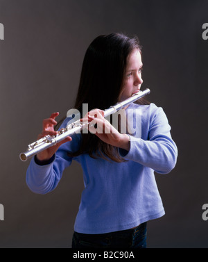 Giovane ragazza suonare il flauto Foto Stock