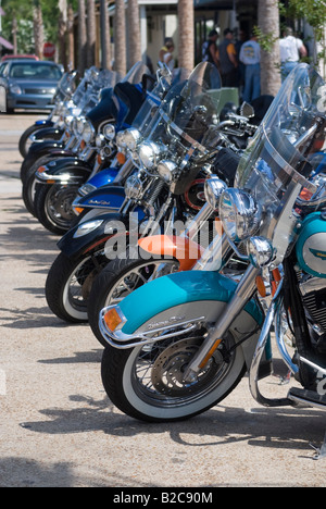 Line-up di Harley Davidson Moto lungo la strada di Apalachicola Florida Foto Stock