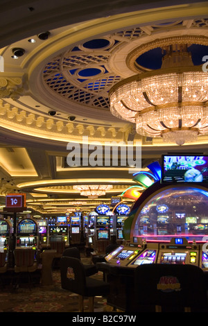 Macchine di scanalatura all'interno del Casinò di Monte Carlo a Las Vegas, Nevada Foto Stock