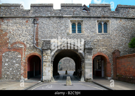 Kings Gate (o Kingsgate) uno dei cancelli di storico della città di Winchester, Hampshire Inghilterra con la chiesa di San Lorenzo. Foto Stock