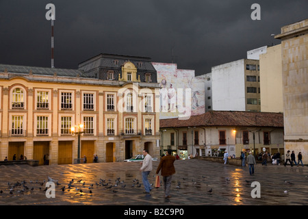 Plaza Bolivar sotto la pioggia cielo tempestoso Foto Stock