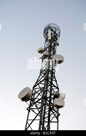 Torre di telecomunicazioni relè e mobile antenna radio Foto Stock