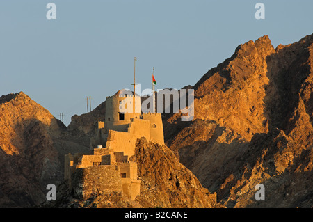 Storico Fort Mutrah in colline la città vecchia di Muscat Oman Foto Stock