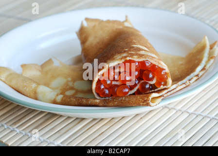 Caviale rosso rotolo realizzato da un pancake Foto Stock