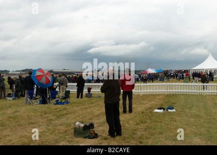 Public / appassionati guardare le frecce rosse Team Display Farnborough Air Show 2008 Foto Stock