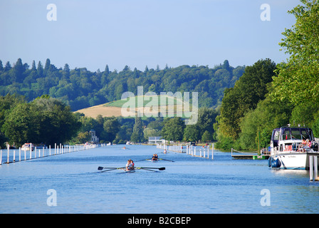 Canottaggio sul fiume Tamigi, Henley-on-Thames, Oxfordshire, England, Regno Unito Foto Stock