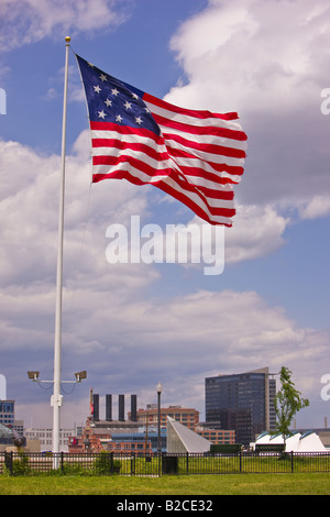 BALTIMORE, MARYLAND, Stati Uniti d'America - 15-star e 15-striscia United States Flag sorvolano Federal Hill. Foto Stock