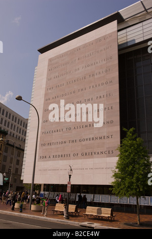 WASHINGTON DC, Stati Uniti d'America - Newseum, museo interattivo di notizie. Esterno ha un 74-piede-alta incisione in marmo del primo emendamento n. Foto Stock