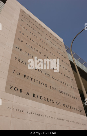 WASHINGTON DC, Stati Uniti d'America - Newseum, museo interattivo di notizie. Esterno ha un 74-piede-alta incisione in marmo del primo emendamento n. Foto Stock