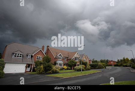 Nuvole temporalesche approccio un alloggiamento estate in WORCESTERSHIRE REGNO UNITO in estate Foto Stock