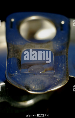 Macro Immagine ravvicinata di un anello di trazione da una lattina di bevanda. Foto Stock