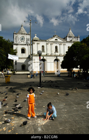 Bambini che giocano davanti la Basilica dell Immacolata Concezione, Heredia, Costa Rica, America Centrale Foto Stock