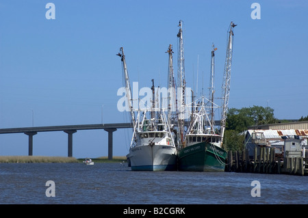 Waterfront scena Apalachicola Florida John Gorrie Memorial Bridge in background Foto Stock