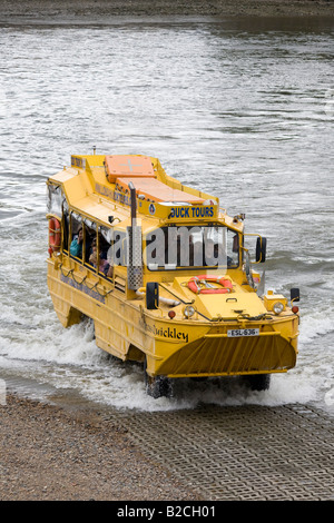 Artigianato anfibio guida fuori del Tamigi. Vauxhall, Londra, Inghilterra Foto Stock