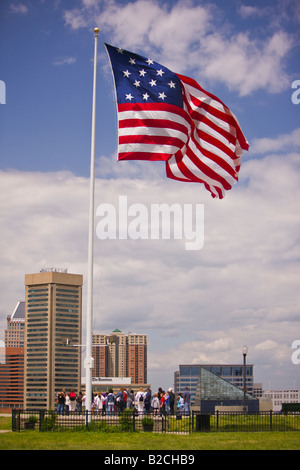 BALTIMORE, MARYLAND, Stati Uniti d'America - 15-star e 15-striscia United States Flag sorvolano Federal Hill. Foto Stock