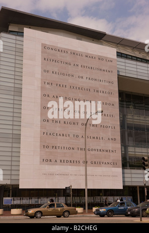 WASHINGTON DC, Stati Uniti d'America - Newseum, museo interattivo di notizie. Esterno ha un 74-piede-alta incisione in marmo del primo emendamento n. Foto Stock