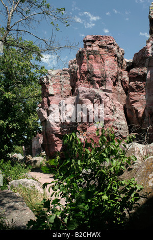 Sperone di roccia lungo il sentiero Pipestone National Monument Pipestone Minnesota. La roccia è quarzite da Sioux quarzite formazione. Foto Stock